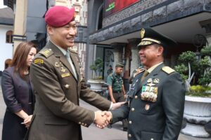 Jenderal TNI Dr. Dudung Abdurachman Anugerahkan Bintang Kartika Eka Paksi Utama Kepada Kasad Singapura