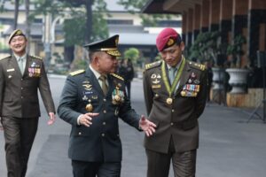 Jenderal TNI Dr. Dudung Abdurachman Anugerahkan Bintang Kartika Eka Paksi Utama Kepada Kasad Singapura