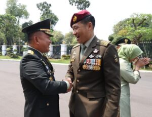 Jenderal TNI Dr. Dudung Abdurachman Anugerahkan Bintang Kartika Eka Paksi Utama Kepada Kasad Singapura