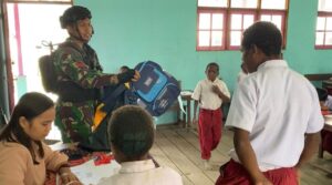 Peduli Generasi Penerus Bangsa, Satgas YPR 330/Tri Dharma Bagikan Tas dan Buku Untuk Anak Sekolah di Intan Jaya