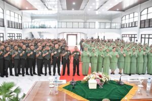 Pangdam II/Swj Sapa Prajurit, PNS dan Persit Saat Kunjungan Kerja di Makorem 044/Gapo