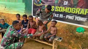 Anak-Anak Papua Serbu Pos Somografi Satgas Yonif 310/KK Untuk Cukur Rambut