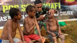 Anak-Anak Papua Serbu Pos Somografi Satgas Yonif 310/KK Untuk Cukur Rambut