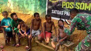 Anak-Anak Papua Serbu Pos Somografi Satgas Yonif 310/KK Untuk Cukur Rambut