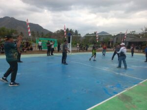 Semarakkan HUT TNI ke-78, Kodim 1628/Sumbawa Barat Gelar Pertandingan Eksibisi Bola Volly