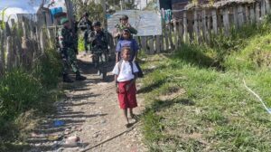 Senyum Bahagia Si Anak Yatim Piatu, Saat Satgas YPR 330 Wujudkan Mimpinya Untuk Bersekolah