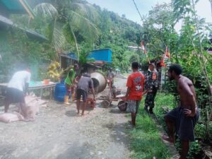 Dukung Percepatan Pembangunan, Babinsa Koramil Yapsel dan Warga Kompak Gotong Royong Cor Jalan