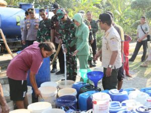 Peduli Kekeringan, Kodim 0703/Cilacap Melaksanakan Serbuan Air Bersih