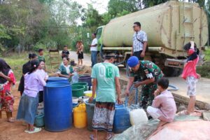 Bantu Kesulitan Air Bersih, Prajurit Yonpomad Bagikan 24.000 Liter Air Bersih Bagi Masyarakat