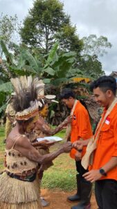 Disambut Dengan Tradisi Khas Suku Muyu, Tim Relawan Rumah Zakat Didampingi Satgas Yonif 111/KB Tiba Di Distrik Kombut Papua Selatan