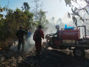 Prajurit Kodim 0429/Lamtim Bersama Aparat Lain dan Masyarakat Padamkan Api