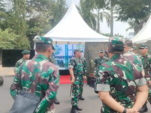 Pangdivif 1 Kostrad Laksanakan Pengecekan Kesiapan Gelar Alutsista dan Perlengkapan Kostrad Untuk Pameran Dalam Rangka HUT Ke - 78 TNI