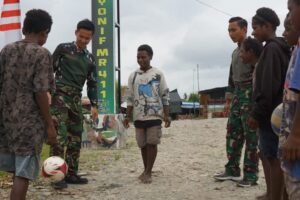 Tingkatkan Semangat Olahraga Anak-anak Kenyam, Prajurit Pandawa Kostrad Bagikan Bola