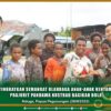Tingkatkan Semangat Olahraga Anak-anak Kenyam, Prajurit Pandawa Kostrad Bagikan Bola