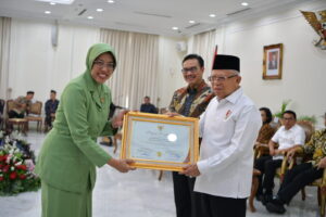 Atas Kontribusi Luar Biasanya, Kasad dan Ketum Persit KCK Terima Penghargaan Bapak dan Bunda Asuh Anak Stunting