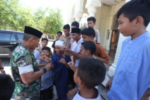 Pangdam IM Silaturahmi dan Shalat Jumat di Masjid Baiturrahim Ulee Lheue