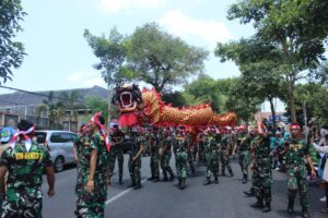 Prajurit Yonarmed 3/Naga Pakca Membawa Liong Naga 120 Meter Jadi Pusat Perhatian Dalam Kirab Budaya dan Ruwat Bumi (Jutbio)