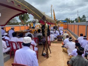 Menjaga Kebhinnekaan, Satgas Yonif 726/TML Ibadah Bersama Umat Hindu di Kampung Sipias