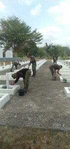 Kodim Bangka Sambut HUT TNI Ke-78 Dengan Bersihkan Taman Makam Pahlawan