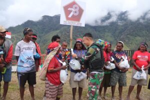Sambut Peringatan HUT TNI ke-78 Tahun 2023, Satgas 330 dan Paguyuban Akmil 2005 Wiradharma Bagikan Sarana Olahraga untuk Warga Intan Jaya