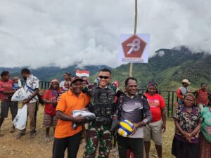 Sambut Peringatan HUT TNI ke-78 Tahun 2023, Satgas 330 dan Paguyuban Akmil 2005 Wiradharma Bagikan Sarana Olahraga untuk Warga Intan Jaya