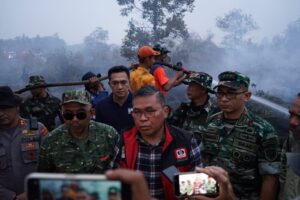 Kasi Operasi Kasrem Korem 102/Pjg Dampingi Wamen KLHK ke Lokasi Karhutla