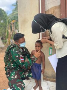 Satgas Yonif 726/Tml Dukung Program Dinkes Melalui Survei Kesehatan Indonesia Di Kampung Toray
