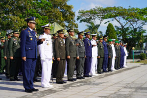 Danrem 143/HO Pimpin Ziarah dan Tabur Bunga Dalam Rangka HUT ke 78 TNI di TMP Watubangga