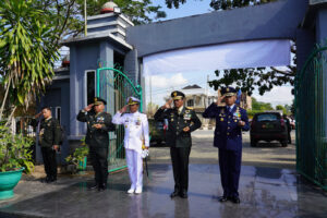 Danrem 143/HO Pimpin Ziarah dan Tabur Bunga Dalam Rangka HUT ke 78 TNI di TMP Watubangga