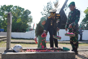 Danrem 143/HO Pimpin Ziarah dan Tabur Bunga Dalam Rangka HUT ke 78 TNI di TMP Watubangga