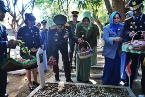 Pimpin Ziarah Rombongan di TMP, Pangdam XIV/Hsn Ingatkan Warisi Semangat, Moral dan Mental Para Pahlawan