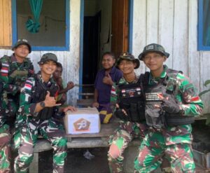 Berbagi Kebahagiaan Saat HUT TNI, Satgas Yonif 200/BN Ulurkan Tangan Ke Masyarakat Apalapsili