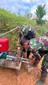 Impian Masyarakat Pedalaman Distrik Kombut Terwujud, Satgas Yonif 111/KB dan Tim Rumah Zakat Memperbaiki Sarana Air Bersih