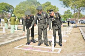 Dandenma Brigif 9 Kostrad Ikuti Upacara Ziarah TMP Menyambut HUT Ke-78 TNI