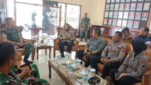 Polres Kunjungi Yonarmed 3/Naga Pakca Untuk Berikan Kejutan HUT Ke-78 TNI