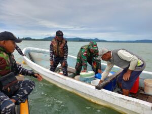 Peringati HUT ke -78 TNI, Satgas Yonif 122/TS Bersama Pos AL Laksanakan Patroli Patok MM 1