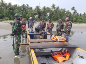Peringati HUT ke -78 TNI, Satgas Yonif 122/TS Bersama Pos AL Laksanakan Patroli Patok MM 1
