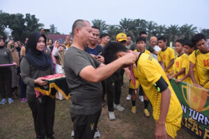 Danrem 031/WB Tutup Turnamen Sepak Bola Piala Danrem Cup Dan Resmikan Tribun Lapangan Pancasila