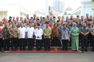 Atas Kontribusi Luar Biasanya, Kasad dan Ketum Persit KCK Terima Penghargaan Bapak dan Bunda Asuh Anak Stunting