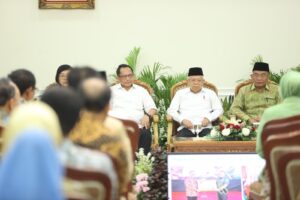 Atas Kontribusi Luar Biasanya, Kasad dan Ketum Persit KCK Terima Penghargaan Bapak dan Bunda Asuh Anak Stunting