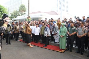 Atas Kontribusi Luar Biasanya, Kasad dan Ketum Persit KCK Terima Penghargaan Bapak dan Bunda Asuh Anak Stunting