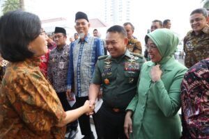 Atas Kontribusi Luar Biasanya, Kasad dan Ketum Persit KCK Terima Penghargaan Bapak dan Bunda Asuh Anak Stunting