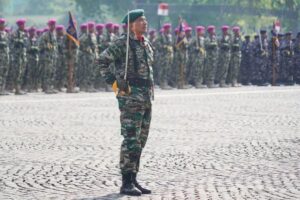 Pangdivif 3 Kostrad Mayjen TNI Choirul Anam, S.E., M.M. Komandan Upacara HUT Ke-78 TNI