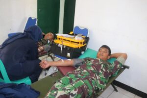 Prajurit Yonif 323 Kostrad Sambut HUT Ke-78 TNI Dengan Donor Darah