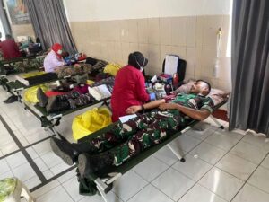 Meriahkan HUT Ke-78 TNI, Prajurit Yonzipur 10 Kostrad Donorkan Darah