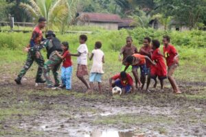 Potret Keceriaan Personil Satgas Mobile Yonif 411 Kostrad Dengan Anak-Anak Papua