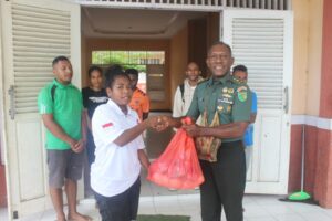 Peringati HUT ke -78 TNI, Personel Korem 172/PWY Berbagi Bansos Kepada Penghuni Asrama Mahasiswa