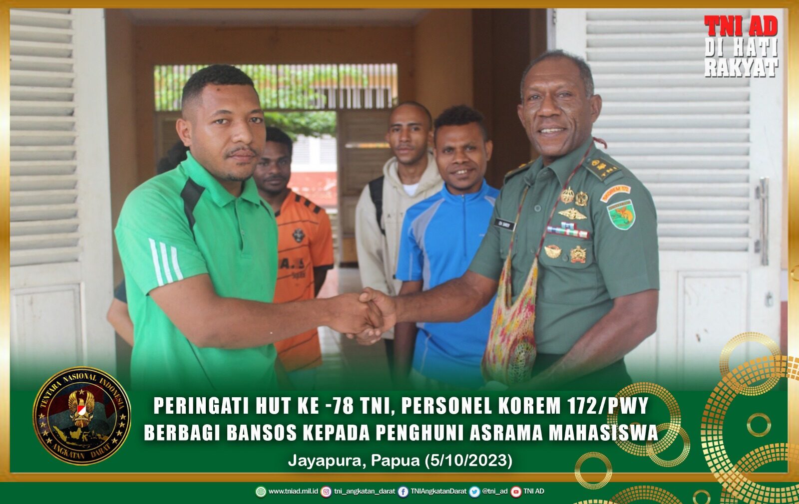 Peringati HUT ke -78 TNI, Personel Korem 172/PWY Berbagi Bansos Kepada Penghuni Asrama Mahasiswa