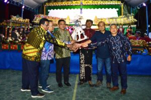 Korem 132/Tdl Dipadati Ribuan Manusia Menyaksikan Pagelaran Wayang Kulit