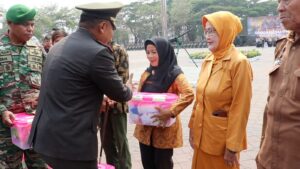 Dandim 0602/Serang serahkan bansos kepada Veteran dan Warakawuri
